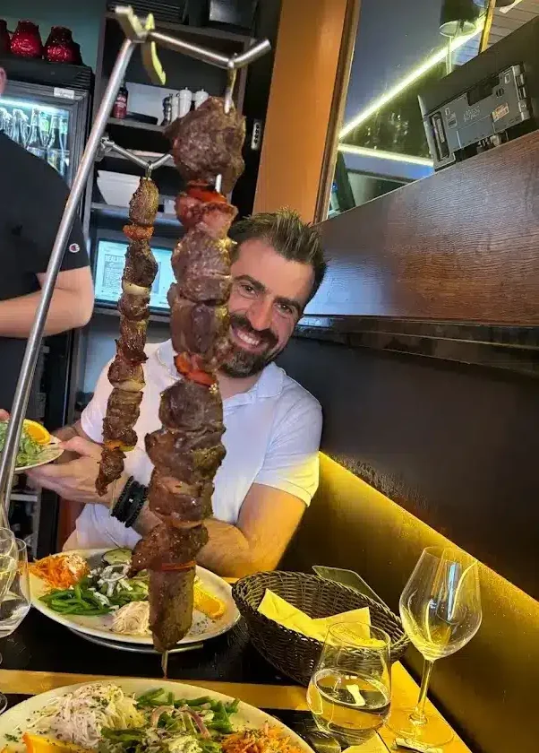 La brochette de boeuf qui rend les gens heureux au restaurant l'Ecuyer à Liège